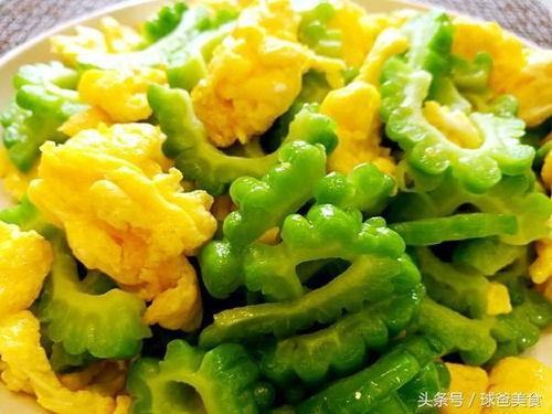 美女吃凉瓜炒蛋视频播放,美女主播挑战夏日清凉美味