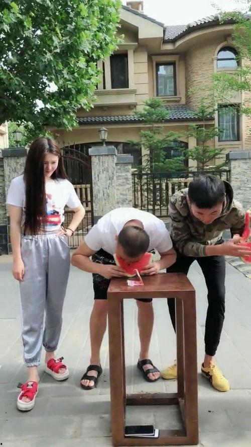 两人比赛吃瓜视频在线观看,两人吃瓜大赛精彩瞬间回顾